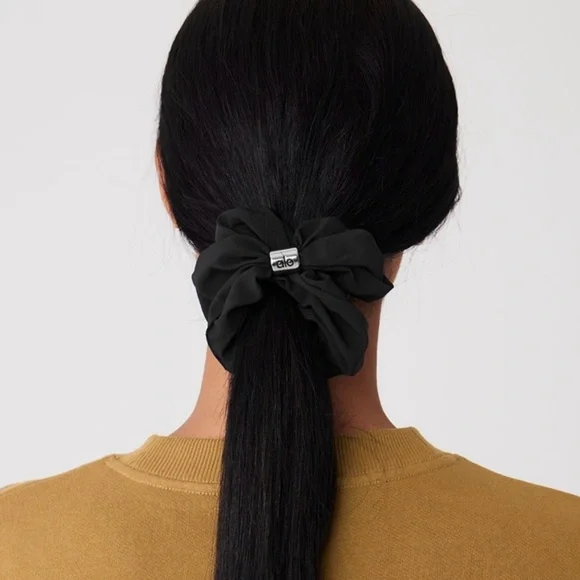 New Auth Alo Yoga Bead It Oversized Scrunchie NWT - Black - Picture 4 of 4